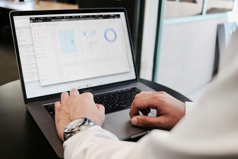 Qué es y qué hace un trafficker digital